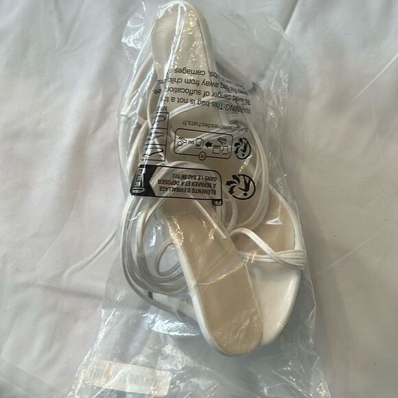 NWT White Strappy Sandals no size on sandals see size chart and measurements - Picture 4 of 10